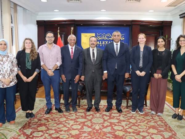 جامعة الإسكندرية تبحث مع الهيئة الألمانية للتبادل العلمي تعزيز التعاون في البحث العلمي والمنح الدولية